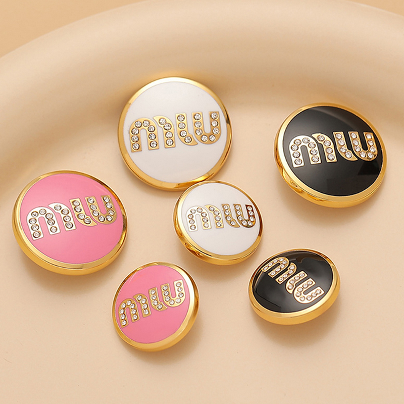 Cute Crystal Letter Diy Sewing Buttons 3 Colors Letters Round Clothing Button for Shirt Coat Sweater 18/23mm
Cute Crystal Letter Diy Sewing Buttons 3 Colors Letters Round Clothing Button for Shirt Coat Sweater 18/23mm