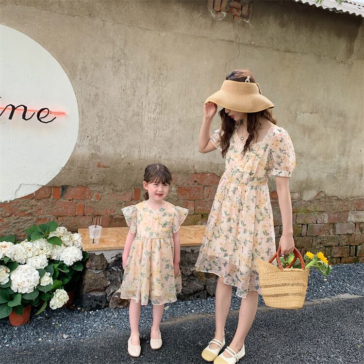 Family Matching Outfits Parent-child Short-sleeved Dress Summer Women's Clothing Chiffon Floral Girls Dress Street Beach Parent-child Dress 23050