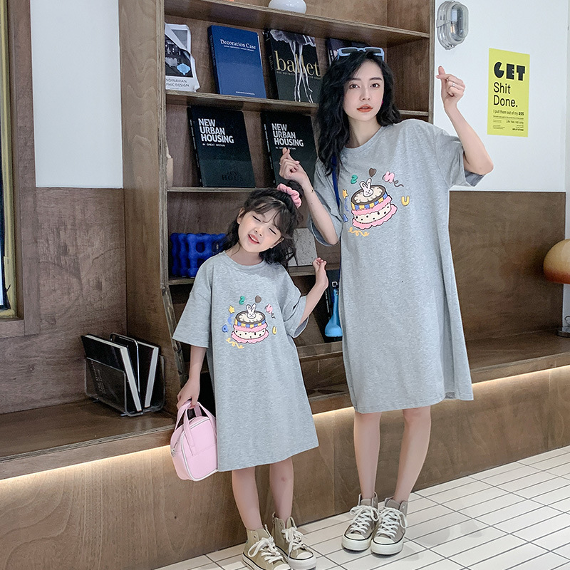 Family Matching Outfits Loose Short Sleeve Parent-child Dress Summer Mid Length Casual Cake Long T Foreigner Women's Dress 230506
