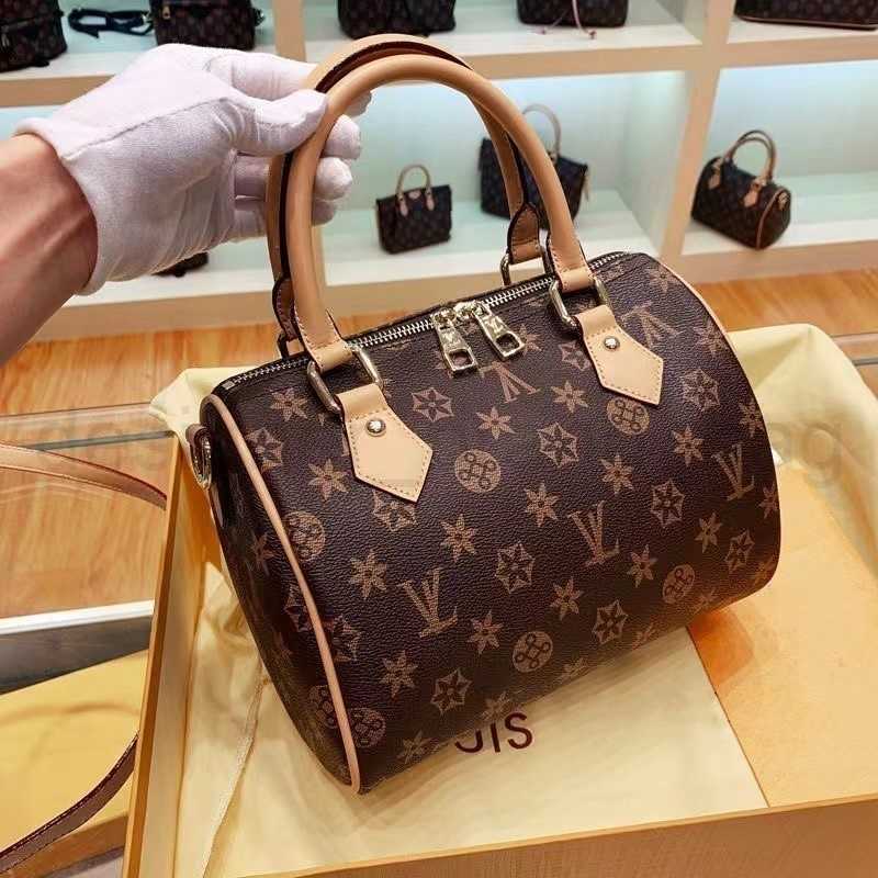 2022 Women messenger bag Classic Luxurys Designers Fashion women bag Shoulder Bags Lady Totes handbags Speedy With Key Lock Shoulder Strap Dust Bag, Bags-white
2022 Women messenger bag Classic Luxurys Designers Fashion women bag Shoulder Bags Lady Totes handbags Speedy With Key Lock Shoulder Strap Dust Bag, Bags-white