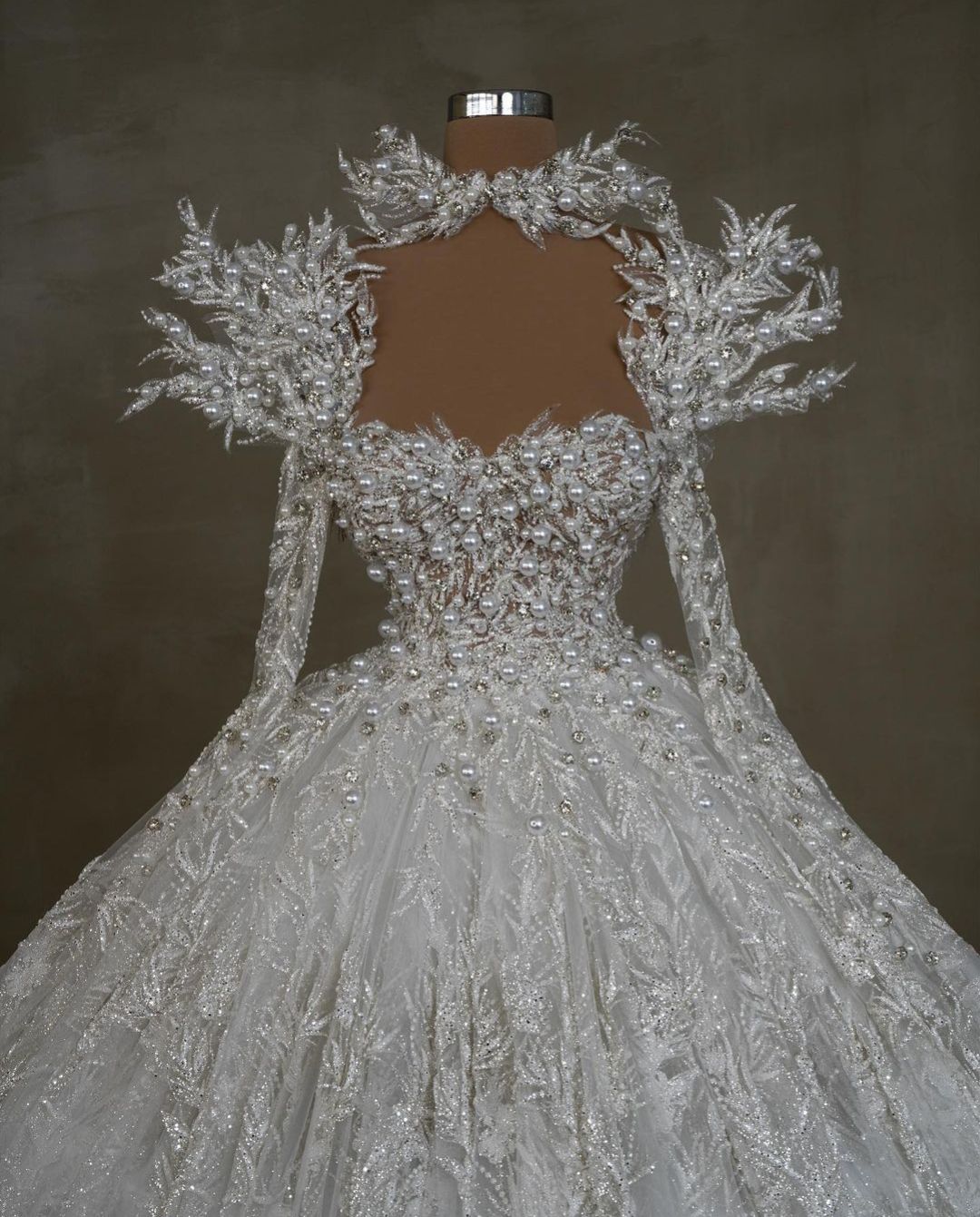 Luxury Ball Gown Wedding Dresses Long Sleeves Bateau Halter Sequins Applique 3D Lace Ruffles Bridal Gowns Pearls Formal Dress Plus Size Custom Made Ve