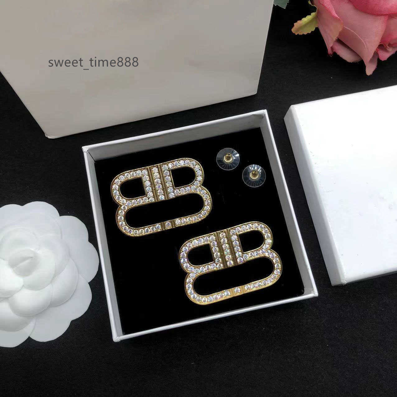 Men's and women's design brooch brand designer letter exaggerated design big earrings famous brand hip-hop style earrings rhinestones suit pin jewelry shoe bag
Men's and women's design brooch brand designer letter exaggerated design big earrings famous brand hip-hop style earrings rhinestones suit pin jewelry shoe bag