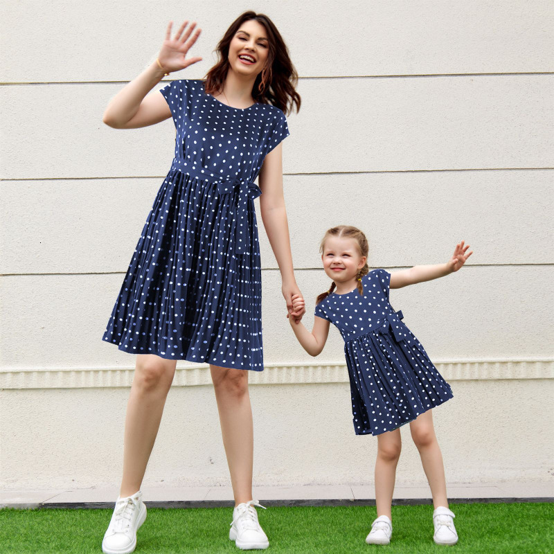 Family Matching Outfits 1 pcs Summer Dresses Polka Dot Mother-Daughter Parent-Child Dress Holiday Leisure Fashionable Clothes 230506