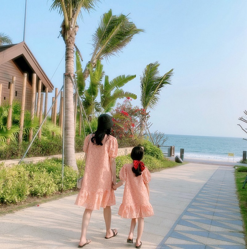 Family Matching Outfits Parent Child Summer Korean Girls' Hollow Embroidered Princess Skirt Holiday Dress Mother Dress 230506