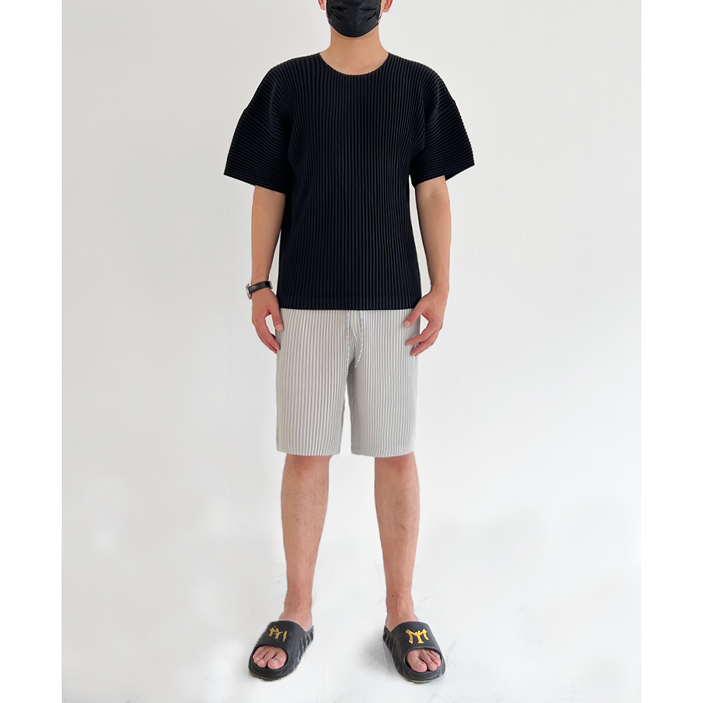 Men's Shorts Miyake Pleated Men Casual Shorts Summer Solid Color lastic Waist Tie Sports Knee Length Trend 230506