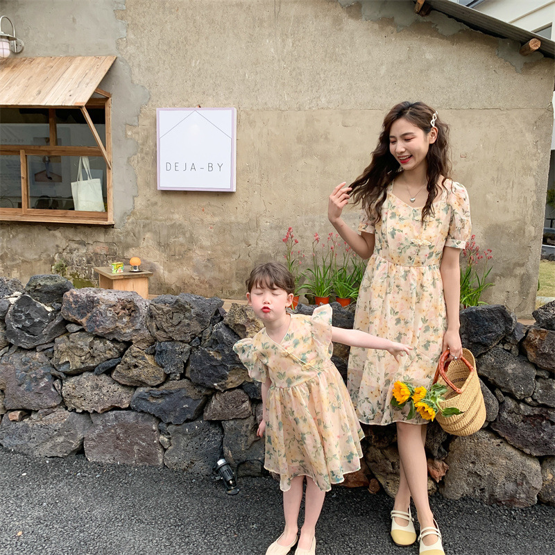 Family Matching Outfits High-end Parent-child Summer Dress Mother and Daughter Dress Korean Chiffon Skirt Girl Short-sleeved Floral Chiffon Skirt 2305