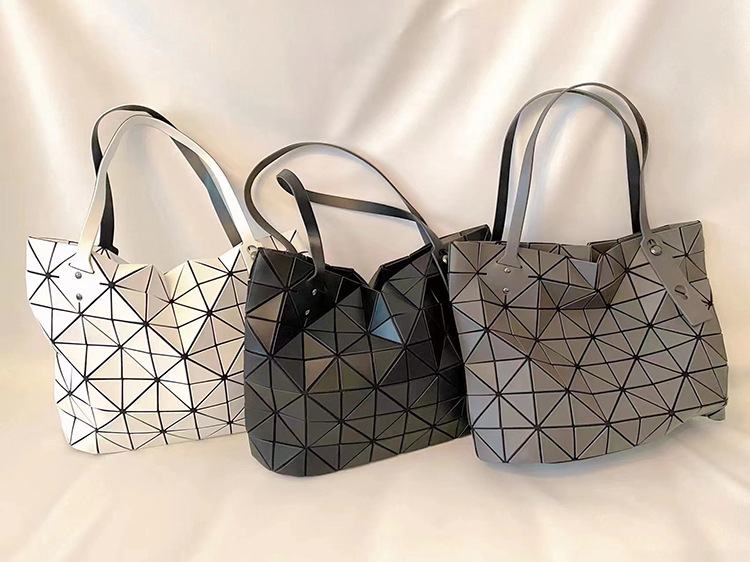New Miyake Women Luxury Evening Bags One Shoulder Handheld Lady Crossbody Baobao Bag PVC Lingge Large Capacity Handbag Women
New Miyake Women Luxury Evening Bags One Shoulder Handheld Lady Crossbody Baobao Bag PVC Lingge Large Capacity Handbag Women