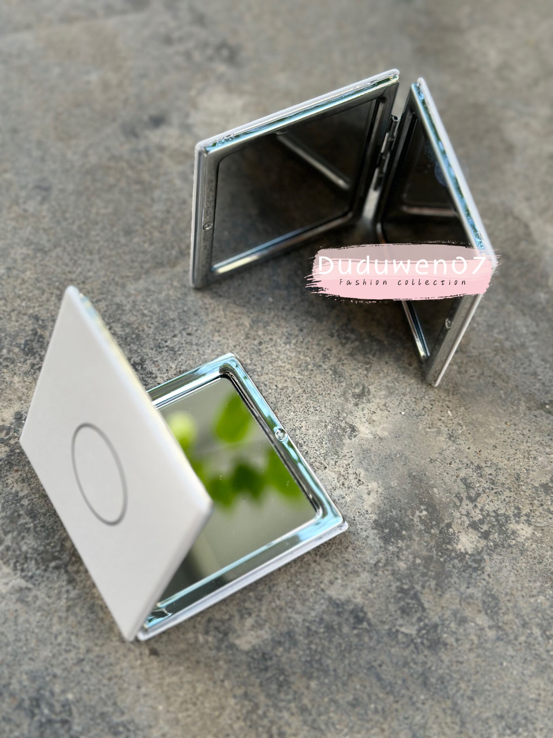 Toilet Supplies portable C double facettes Mirror fashion Marks Cosmetics Tools mirror mini mirrors party gift 7.2X7.2CM
Toilet Supplies portable C double facettes Mirror fashion Marks Cosmetics Tools mirror mini mirrors party gift 7.2X7.2CM