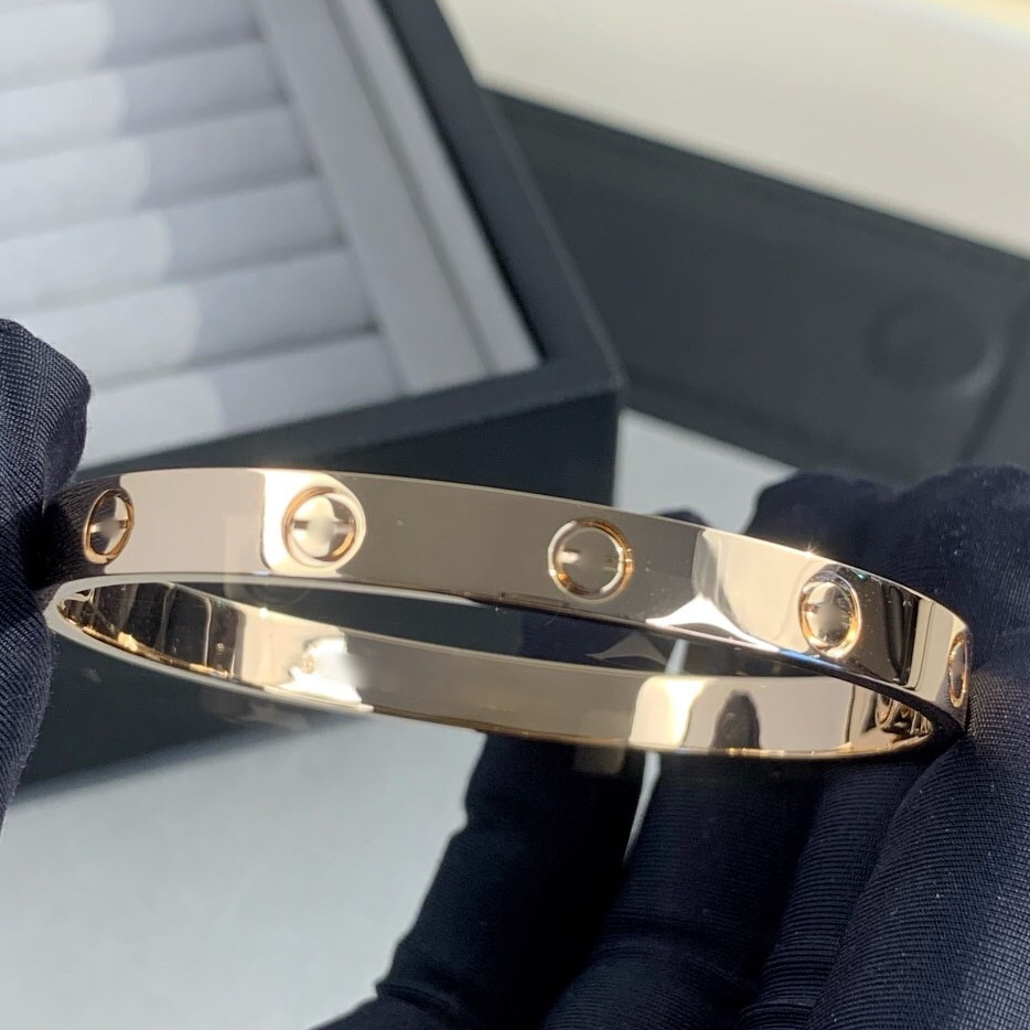 Love bangl love bangle Size 16 17 18 19 CM T0P for woman designer for man Love bracelet Gold plated 18K screw protrusion is consistent with the official 025F
Love bangl love bangle Size 16 17 18 19 CM T0P for woman designer for man Love bracelet Gold plated 18K screw protrusion is consistent with the official 025F
