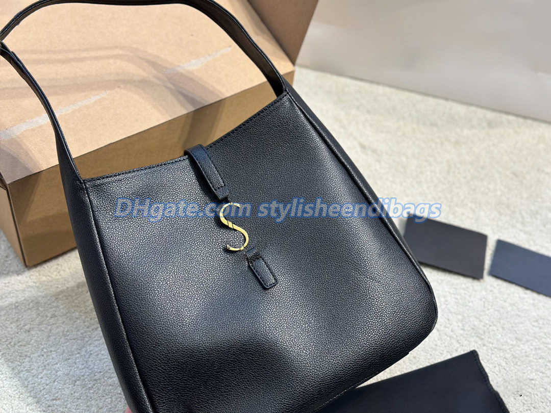 Shoulder Bags Designer Brand Shopping Lady bags Leather Fashion designer Handbags Backpack Purse Soft leathers material Cover women ladies Shoulder handbag totes, Customize
Shoulder Bags Designer Brand Shopping Lady bags Leather Fashion designer Handbags Backpack Purse Soft leathers material Cover women ladies Shoulder handbag totes, Customize
