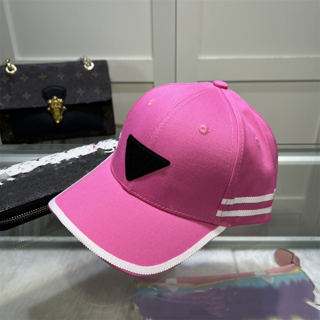 Fashion Baseball Cap Women Designer Caps Men Summer movement breathable Luxury Sun protection Ball hats casual Adjustable hatband Rose red trucker hat
Fashion Baseball Cap Women Designer Caps Men Summer movement breathable Luxury Sun protection Ball hats casual Adjustable hatband Rose red trucker hat