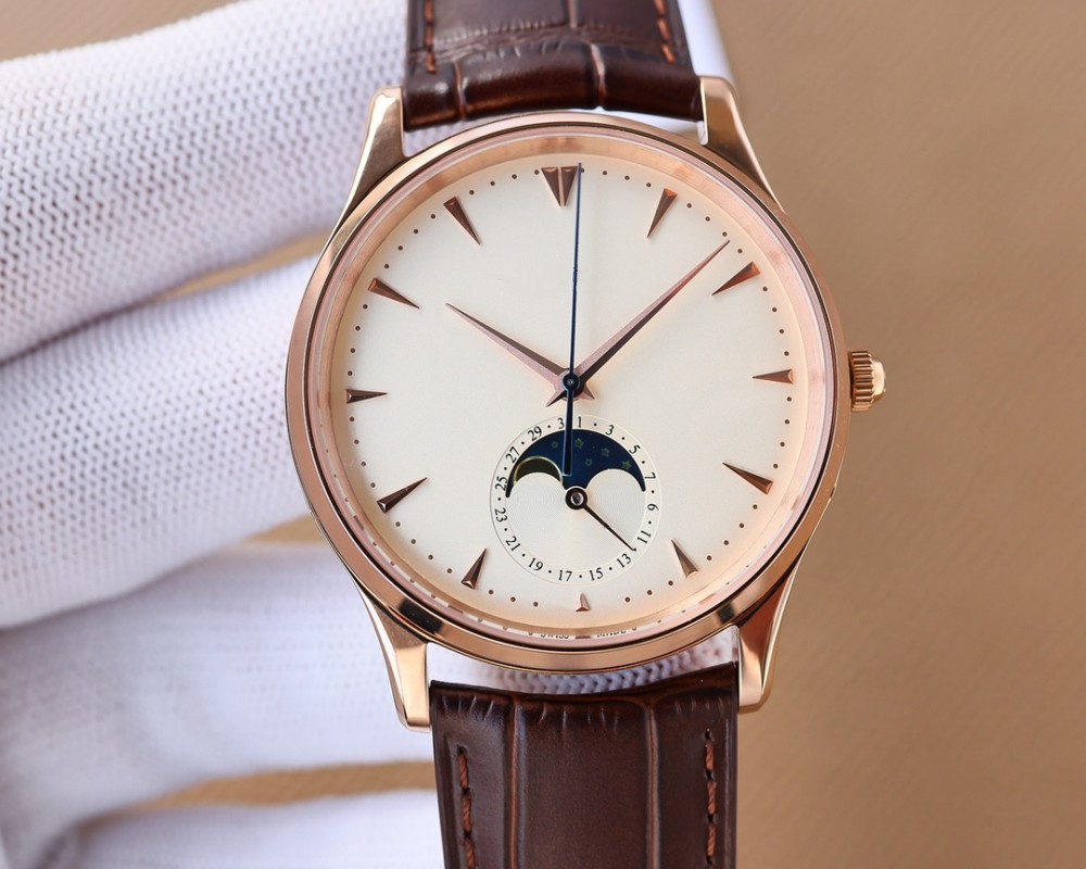 Moon Phase Master series formal men's watch, equipped with integrated movement, hollow chain box movement looks more advanced, shell diameter 39mm, thickness 9.9mm, Bronze
Moon Phase Master series formal men's watch, equipped with integrated movement, hollow chain box movement looks more advanced, shell diameter 39mm, thickness 9.9mm, Bronze