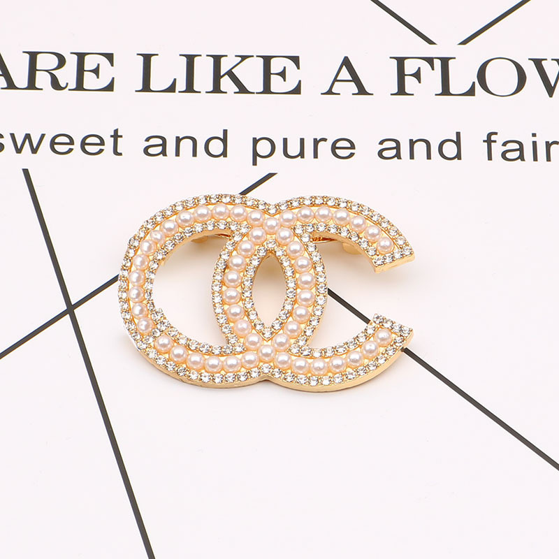 Luxury Designer Brooches Brand Letter Brooches Inlaid High Quality Pearl Rhinestone Brooch Womens Wedding Broochs Jewelry Gift Accessories
Luxury Designer Brooches Brand Letter Brooches Inlaid High Quality Pearl Rhinestone Brooch Womens Wedding Broochs Jewelry Gift Accessories