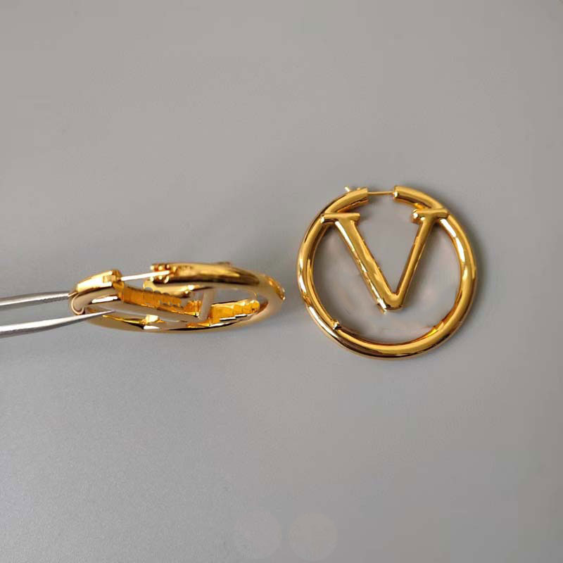 Huggie Hoop Earrings V L Designer earrings Fashion Stud earrings gold earing Big Circle 3cm 4cm 5cm Classic gift accessories designer jewelry Boucles doreilles
Huggie Hoop Earrings V L Designer earrings Fashion Stud earrings gold earing Big Circle 3cm 4cm 5cm Classic gift accessories designer jewelry Boucles doreilles