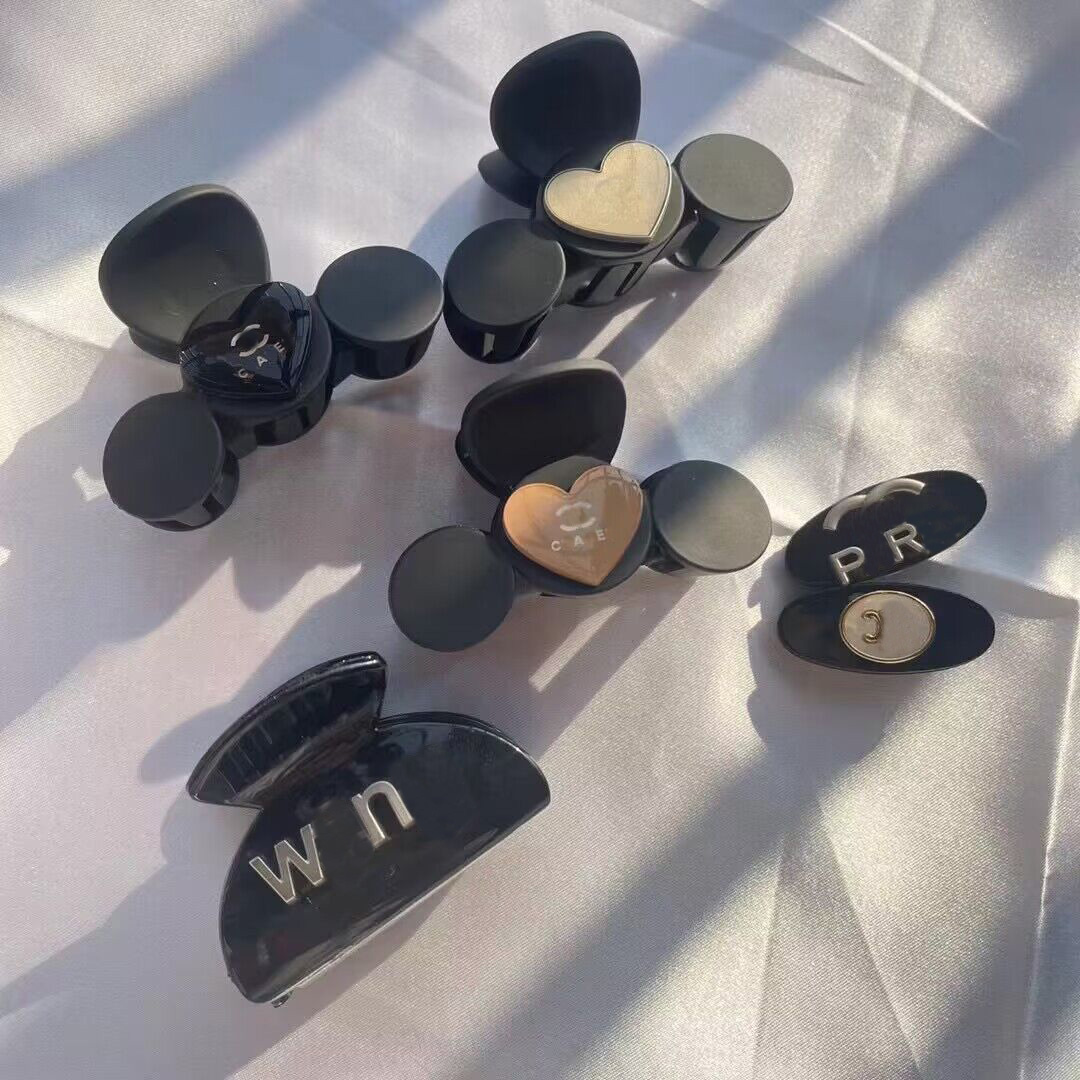 Women Letters Designer Acrylic Hair Clamps Korean Geometric Hollow Out Claw Clips Small Sweet Wind Crab Shark Clip Hairpin Accessories
Women Letters Designer Acrylic Hair Clamps Korean Geometric Hollow Out Claw Clips Small Sweet Wind Crab Shark Clip Hairpin Accessories