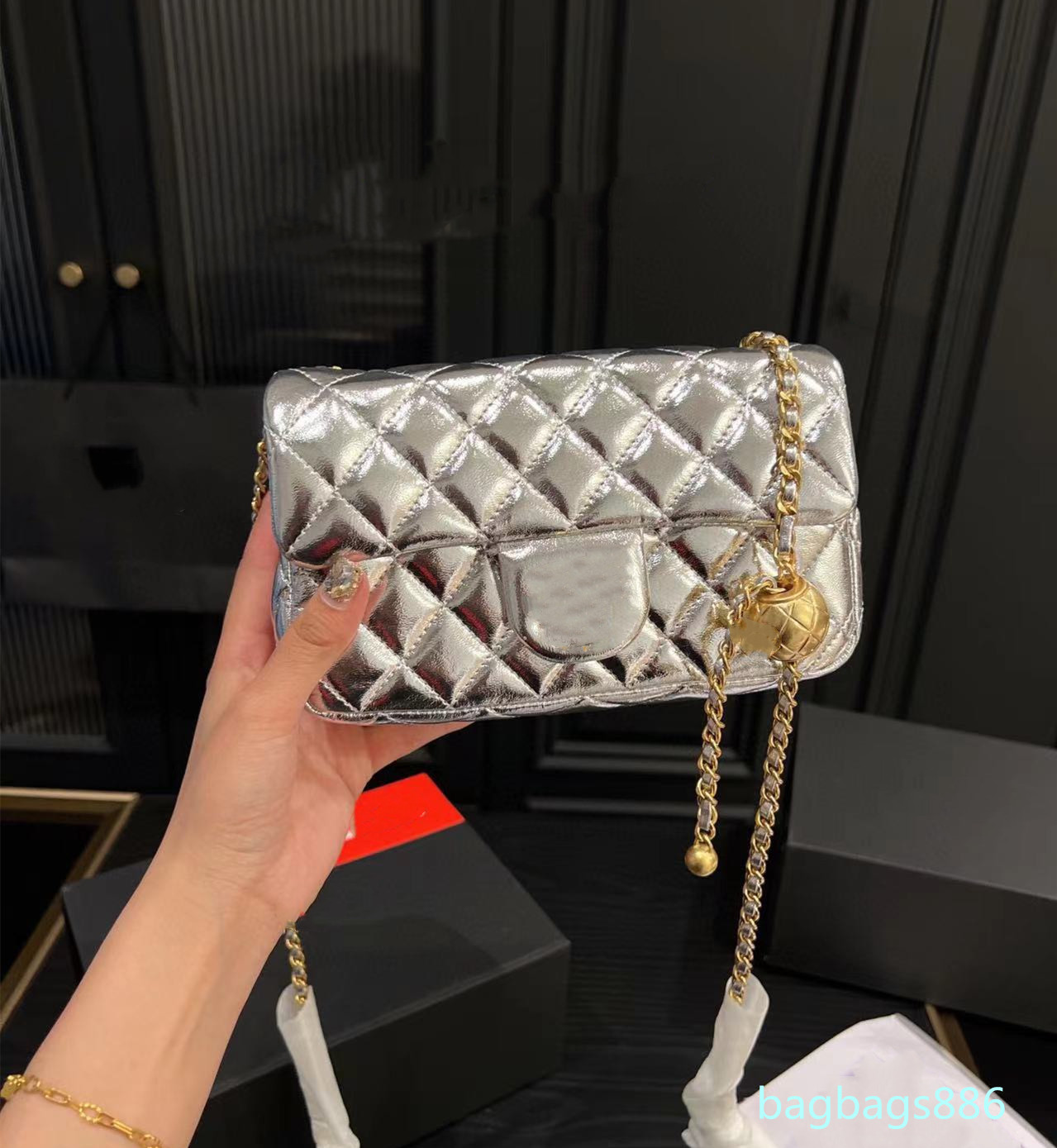 Female designers CF classic flap bag handbag crushed pearl gold ball metal hardware seven color leather handbags Crossbody shoulder luxury wallet purse 20 x11cm
Female designers CF classic flap bag handbag crushed pearl gold ball metal hardware seven color leather handbags Crossbody shoulder luxury wallet purse 20 x11cm