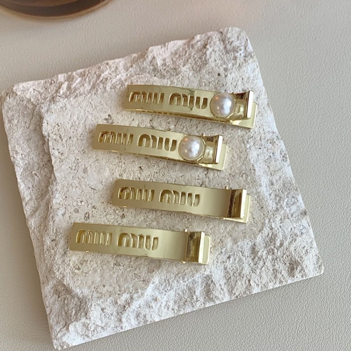 top letter gold hollow pearl hairpin light luxury small side bangs accessories miumius mius mius miumiue muimuu mui mui J28Z