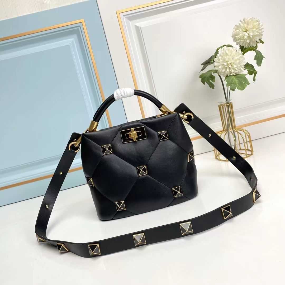Women Bags Luxurys Valentiones Handbag Diamond Plaid Designer Embroidery Handheld Shoulder Crossbody Women's Chain 98CJ, Black
Women Bags Luxurys Valentiones Handbag Diamond Plaid Designer Embroidery Handheld Shoulder Crossbody Women's Chain 98CJ, Black