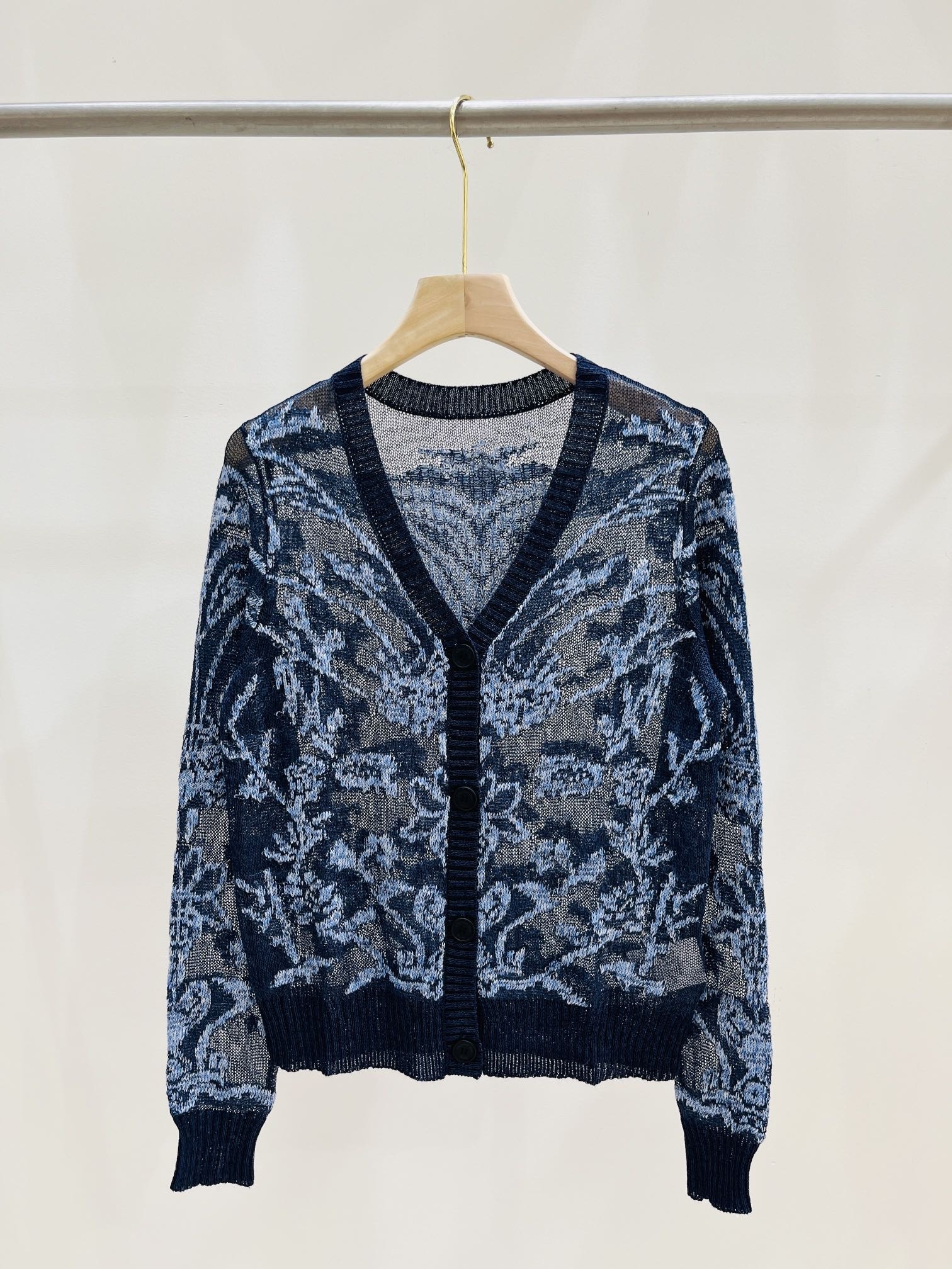 2023 New Summer Autumn Milan Runway Sweaters V Neck Long Sleeve High End Jacquard Cardigan Women' Designer Tops 0508-4, Picture color
2023 New Summer Autumn Milan Runway Sweaters V Neck Long Sleeve High End Jacquard Cardigan Women' Designer Tops 0508-4, Picture color