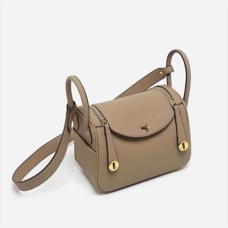 Fashion H erms Lindies Bags 2023 Versatile Mother Bag Cowhide Doctor Bag Leather Women's Bag One Shoulder Pillow Medicine Bag 4RR5, Large elephant grey gold buckle
Fashion H erms Lindies Bags 2023 Versatile Mother Bag Cowhide Doctor Bag Leather Women's Bag One Shoulder Pillow Medicine Bag 4RR5, Large elephant grey gold buckle