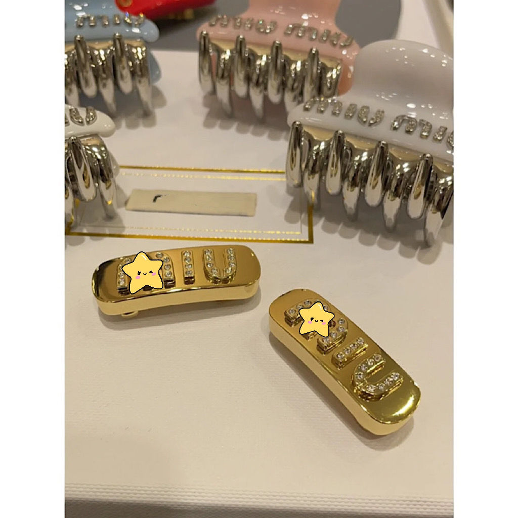 Metal Miu Letter Pearl Hairpin Female Side Bang Hairpin Spring Clip Edge Clip Hairpin Clip Hairpin Headwear, No box
Metal Miu Letter Pearl Hairpin Female Side Bang Hairpin Spring Clip Edge Clip Hairpin Clip Hairpin Headwear, No box