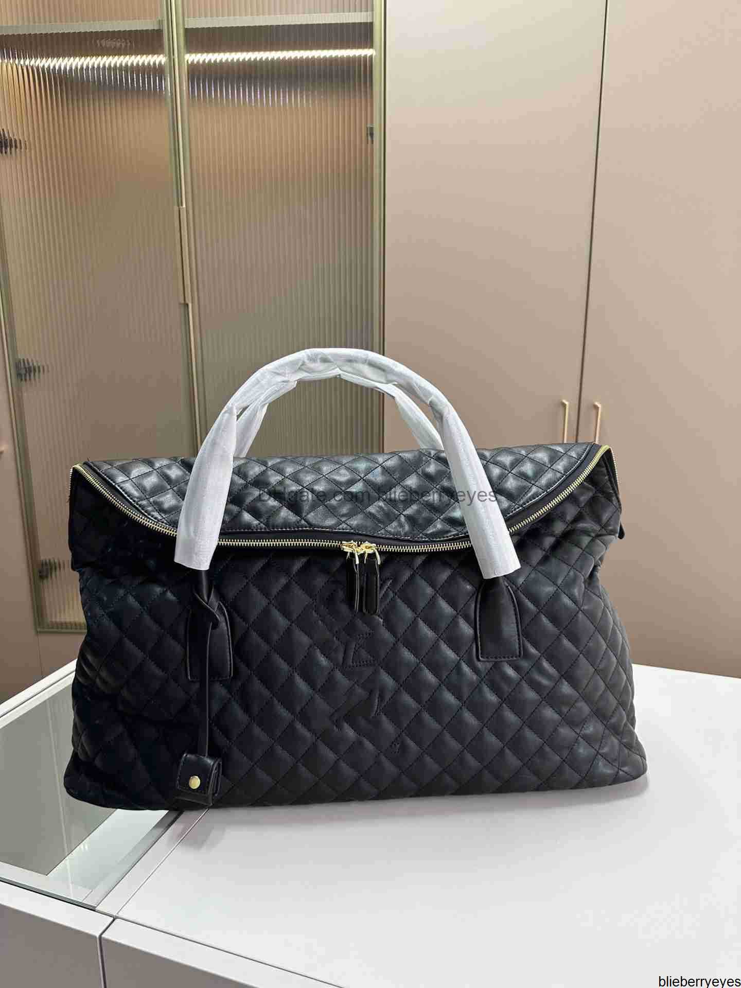 Large Tote Bag Black Classic Sheepskin Airport Bag Large Capacity Handbag Handsome And Stylish Perfect For Any Clothing Versatile For All Seasons
Large Tote Bag Black Classic Sheepskin Airport Bag Large Capacity Handbag Handsome And Stylish Perfect For Any Clothing Versatile For All Seasons
