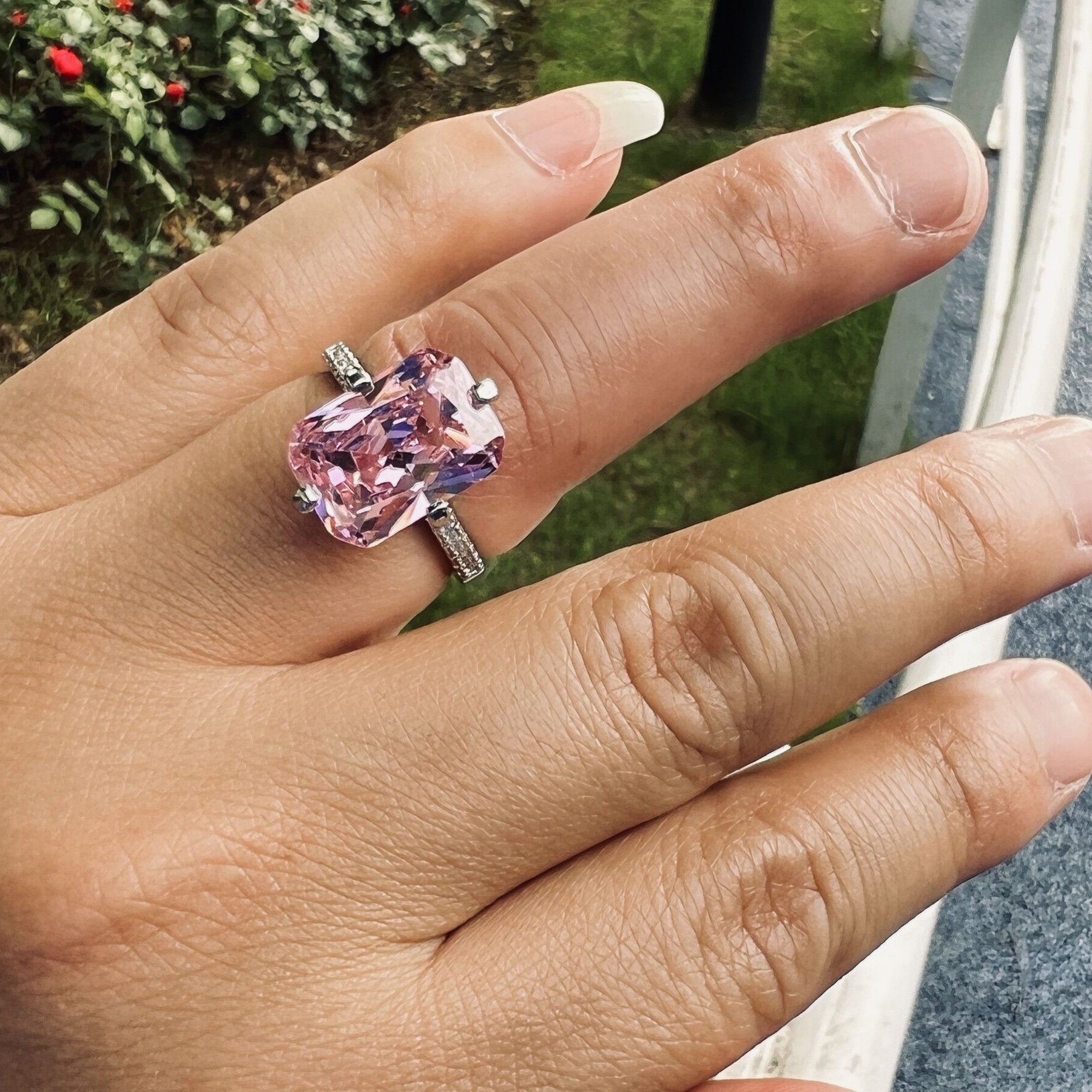 2023 Ins Top Sell Wedding Rings Simple Fashion Jewelry Cushion Shape Lagre 5A Pink Cubic Zirrcon CZ Diamond Gemstones Eternity Women Engagement Band R