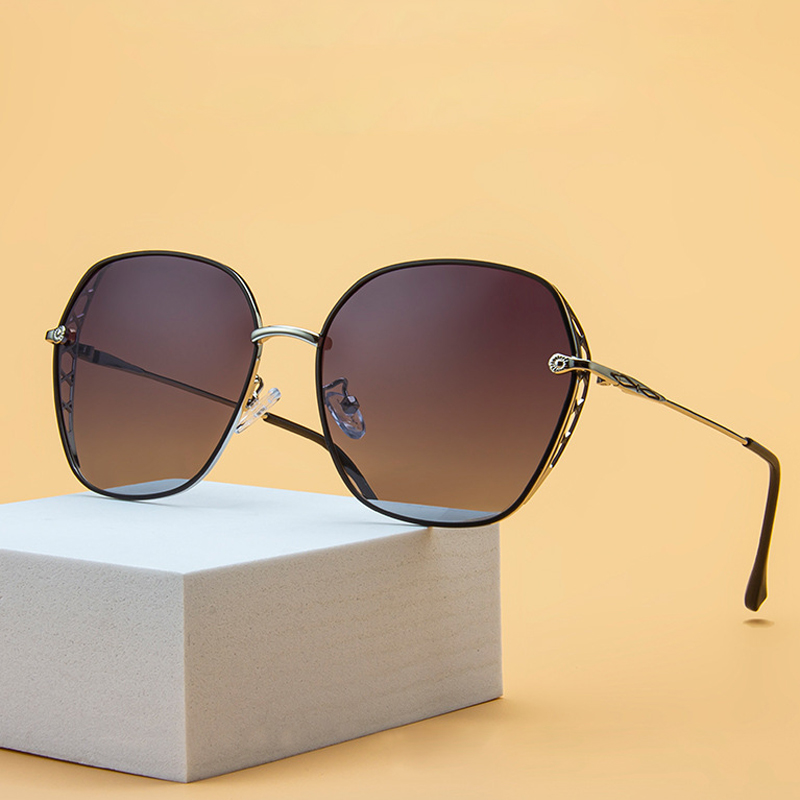 Niche design sunglasses metal frame women's sunglasses 2023 European and American fashion ins style anti-UV glasses UV400 sunshade glasses
Niche design sunglasses metal frame women's sunglasses 2023 European and American fashion ins style anti-UV glasses UV400 sunshade glasses