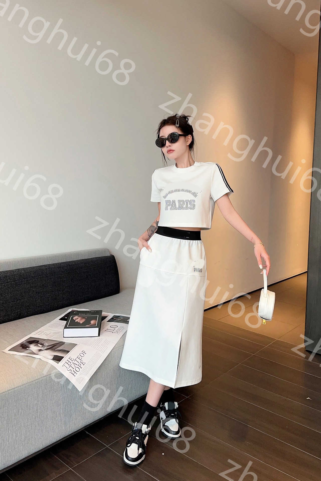 23ss women designer clothes skirt set brand Round neck Pure cotton letter pattern hot drill short top Ribbon splicing slit long half skirt suit womens clothing
23ss women designer clothes skirt set brand Round neck Pure cotton letter pattern hot drill short top Ribbon splicing slit long half skirt suit womens clothing