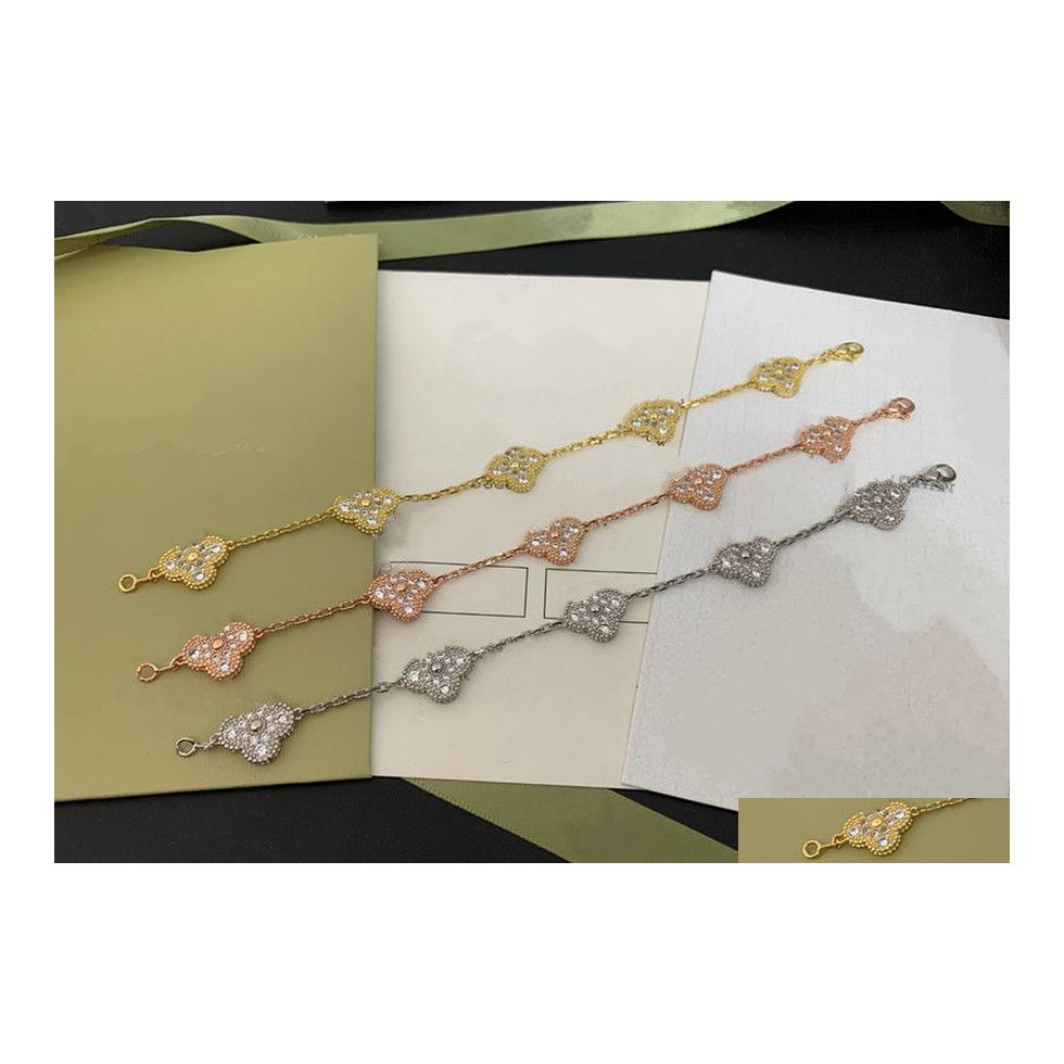Charm Bracelets With Box Designers Women Charms 4/Four Leafs Diamond Bracelet 18K Gold Stainless Steel Chains Bangle For Girls Drop Dhf38
Charm Bracelets With Box Designers Women Charms 4/Four Leafs Diamond Bracelet 18K Gold Stainless Steel Chains Bangle For Girls Drop Dhf38