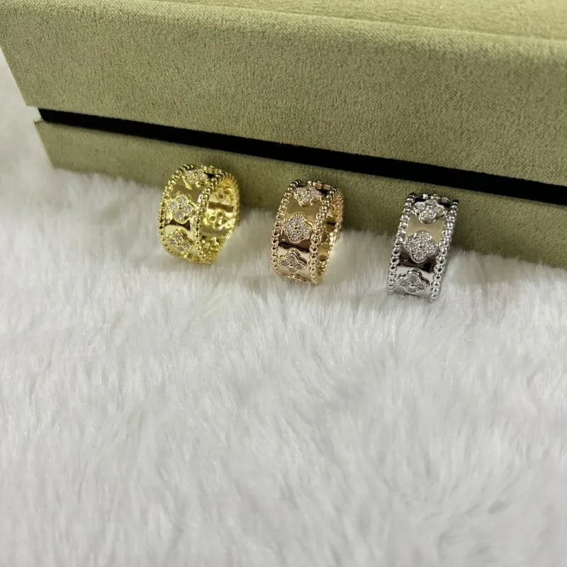 Luxury Designer Band Rings Jewelry Women Titanium Steel Silver Love Rings for Jewelry for Lovers Couple Diamond Cluster Rings Gift
Luxury Designer Band Rings Jewelry Women Titanium Steel Silver Love Rings for Jewelry for Lovers Couple Diamond Cluster Rings Gift