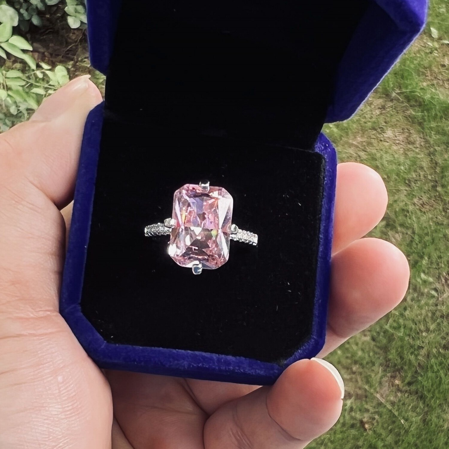 2023 Ins Top Sell Wedding Rings Simple Fashion Jewelry Cushion Shape Lagre 5A Pink Cubic Zirrcon CZ Diamond Gemstones Eternity Women Engagement Band R