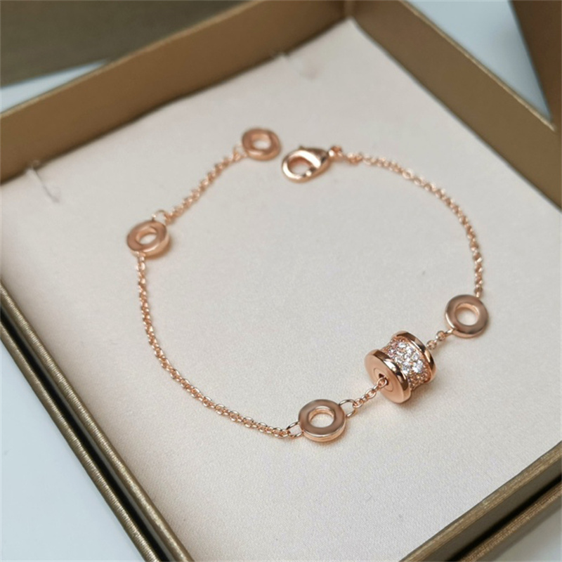 Fashion Charm Bracelets Designers Luxurys Rose Gold Letters Rings Necklaces For Womens Ladies Wedding Party Dress Gifts Jewelry
Fashion Charm Bracelets Designers Luxurys Rose Gold Letters Rings Necklaces For Womens Ladies Wedding Party Dress Gifts Jewelry