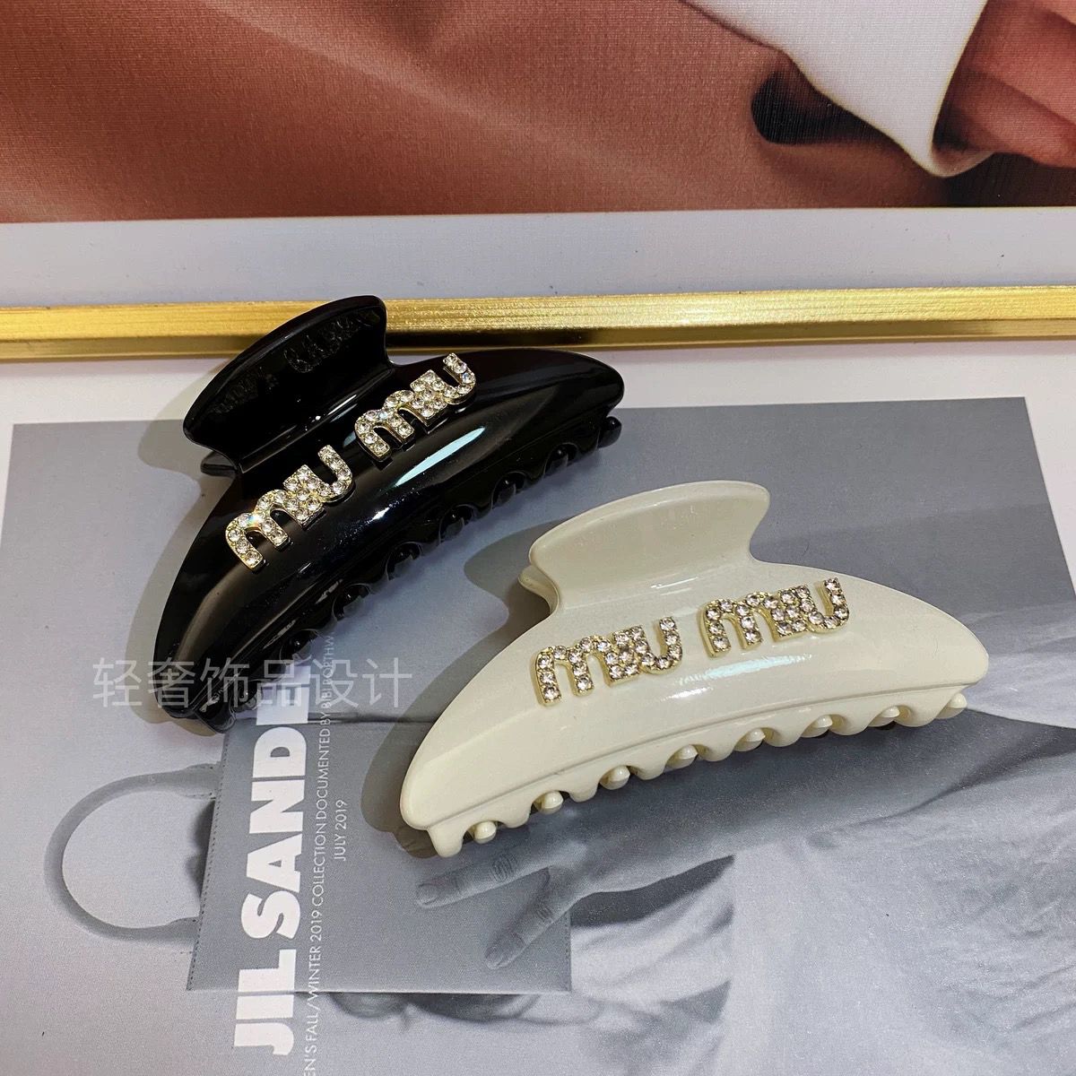 New Miu Letter Flash Diamond Shark Clasp Clip Fashion and Elegant Style Simple Back Head Spoon Plate Girl Hair Clasp 2023, No box
New Miu Letter Flash Diamond Shark Clasp Clip Fashion and Elegant Style Simple Back Head Spoon Plate Girl Hair Clasp 2023, No box