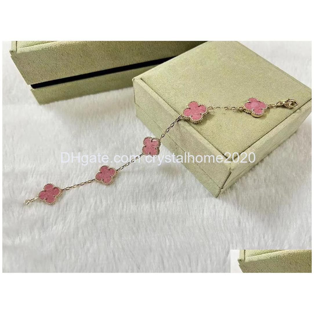 Charm Bracelets Luxury V Brand Clover Designer Bracelet Rose Pink Stone Sweet Flower 15Mm Leaf Love Party Jewelry Birthday Gift Drop Otrbj
Charm Bracelets Luxury V Brand Clover Designer Bracelet Rose Pink Stone Sweet Flower 15Mm Leaf Love Party Jewelry Birthday Gift Drop Otrbj