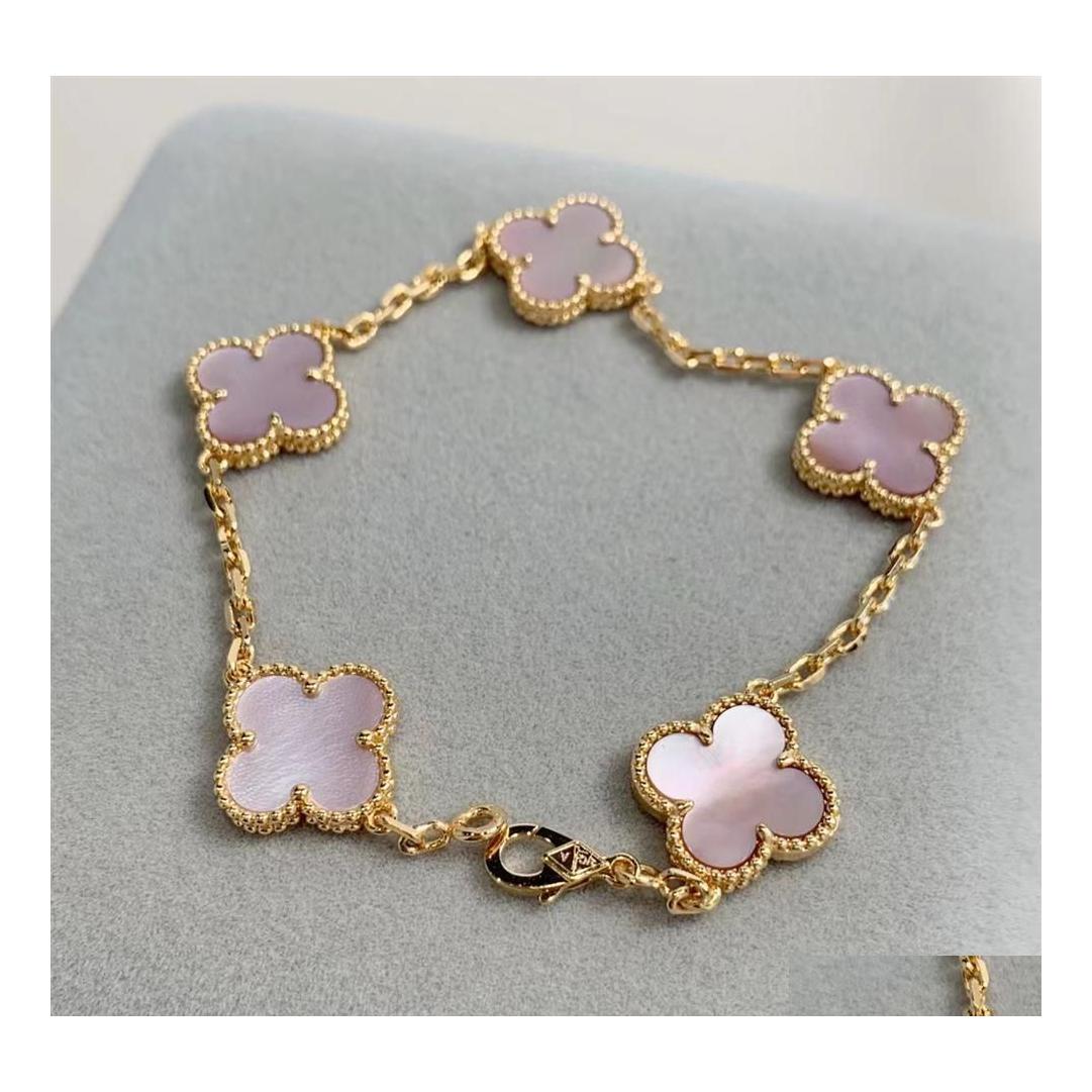 Charm Bracelets 2023 Luxury Clover Designer Bracelet Mother Of Pearl 18K Gol Love Bangle Shining Crystal Diamond Jewelry For Drop Del Dhq8D
Charm Bracelets 2023 Luxury Clover Designer Bracelet Mother Of Pearl 18K Gol Love Bangle Shining Crystal Diamond Jewelry For Drop Del Dhq8D