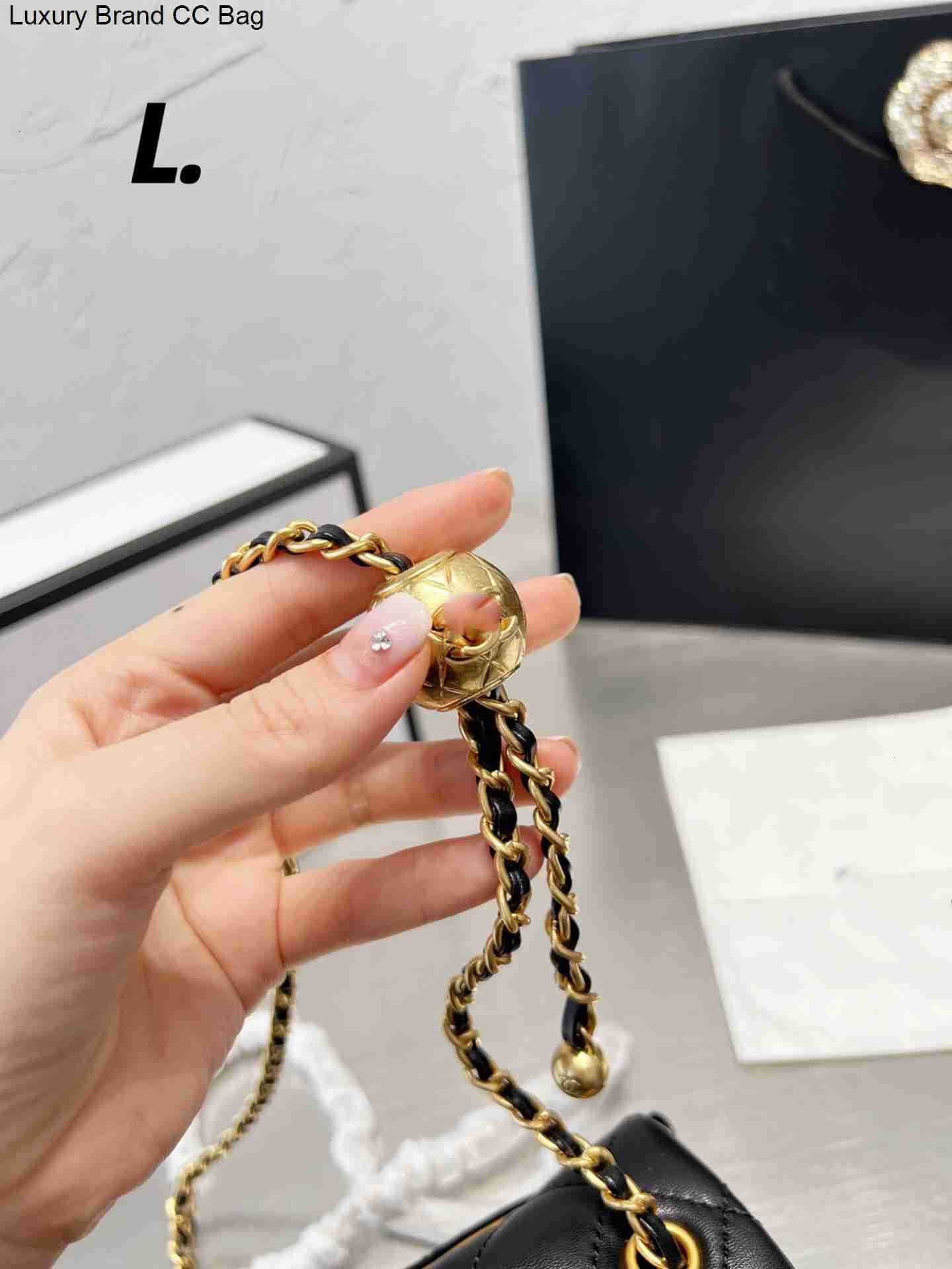 Wallets Golden ball chain bag leather fashion wallet casual CC square coin purse shoulder messenger bag
Wallets Golden ball chain bag leather fashion wallet casual CC square coin purse shoulder messenger bag
