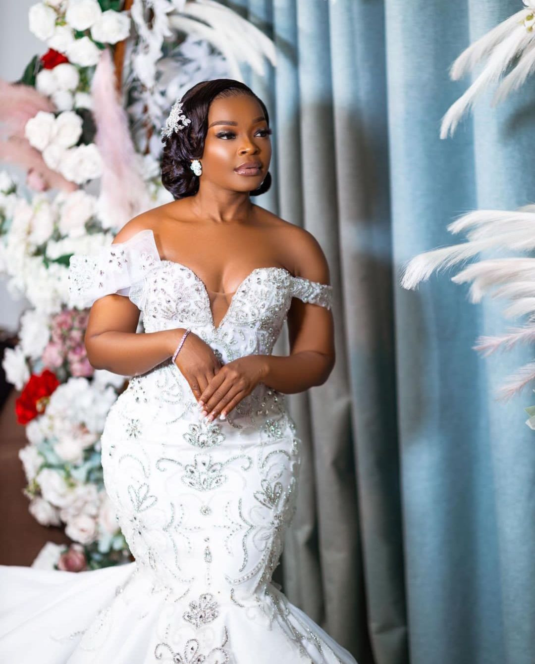 Exquisite Mermaid Wedding Dresses Sleeveless V Neck Appliques Sequins 3D Lace Off Shoulder Diamond Beaded Shiny Floor Length Bridal Gowns Custom Made 