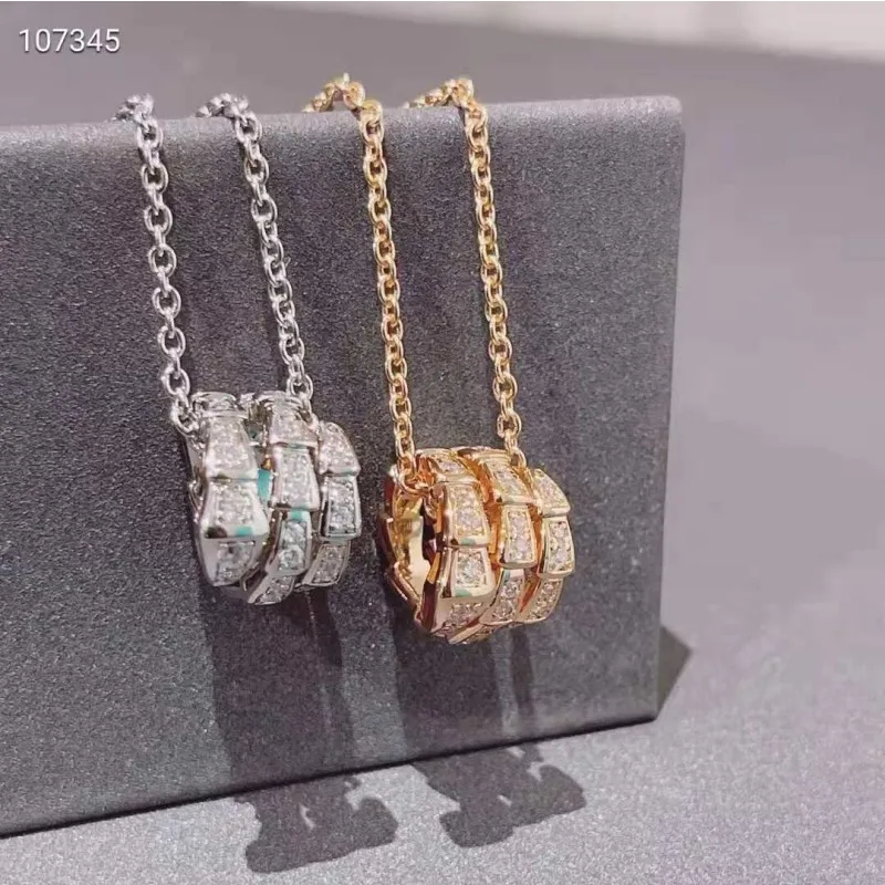Style Luxury Brand Necklaces Designer Pendant 18K Gold Plated Pendant Diamond Necklace for Woman Temperamen Wedding Party Accessories Gift Couple Family
Style Luxury Brand Necklaces Designer Pendant 18K Gold Plated Pendant Diamond Necklace for Woman Temperamen Wedding Party Accessories Gift Couple Family