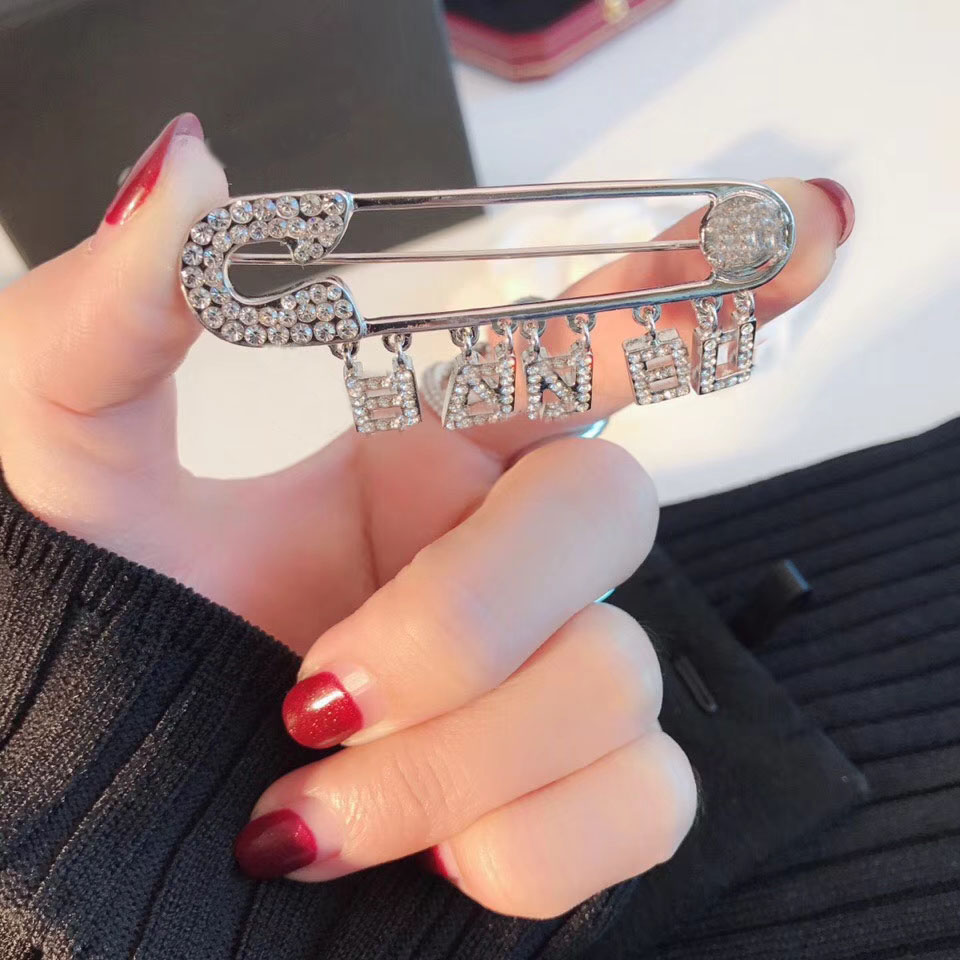 Luxury Pin Crystal Brooches For Men and Women Channel Brooch Designer Wedding Lovers Jewelry as a Gift with Flannel Bag