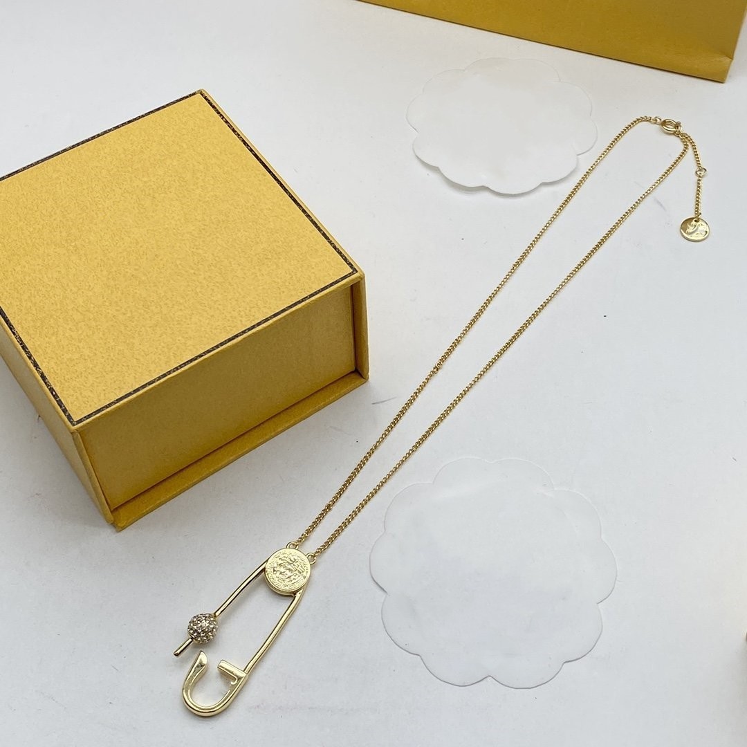 Luxury Designer FFsity Letter Pendant Necklace Crystal Pearl Sweater Necklace Women's Accessories Pendant Necklace
Luxury Designer FFsity Letter Pendant Necklace Crystal Pearl Sweater Necklace Women's Accessories Pendant Necklace