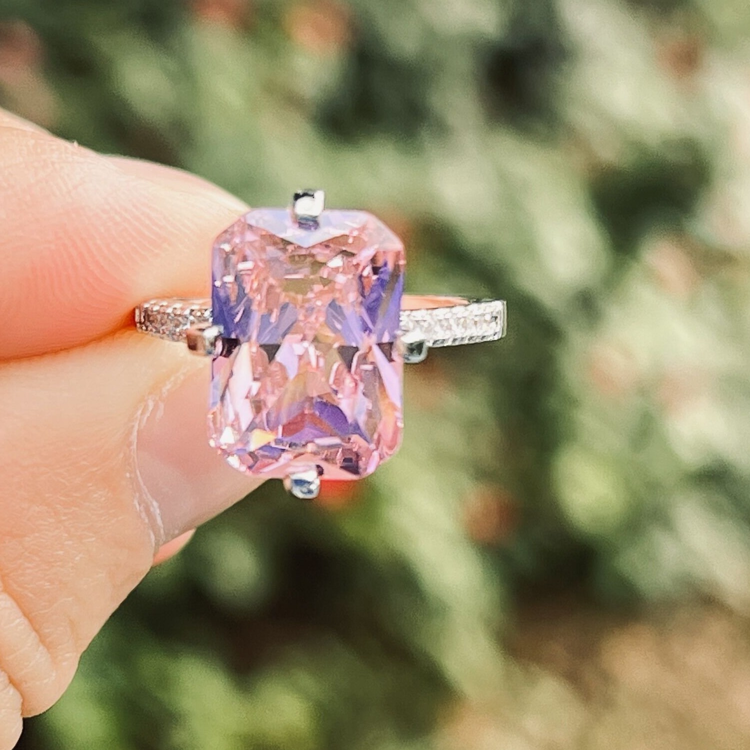 2023 Ins Top Sell Wedding Rings Simple Fashion Jewelry Cushion Shape Lagre 5A Pink Cubic Zirrcon CZ Diamond Gemstones Eternity Women Engagement Band R