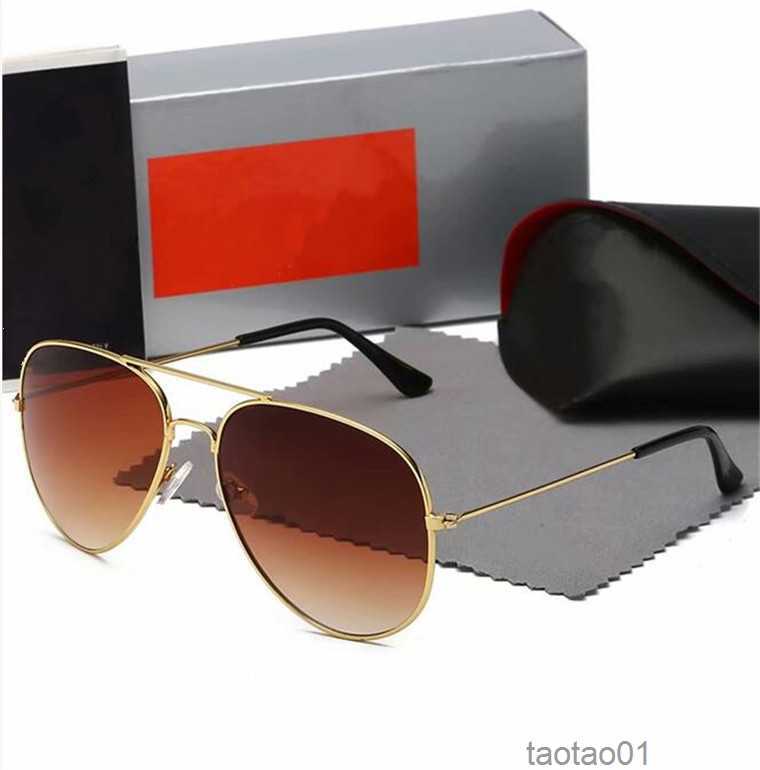 High Quality Designer Sunglasses Men Women Classical Sun Glasses Model G15 Lenses Double Bridge Design Suitable Fashion Beach 126zgxzt42
High Quality Designer Sunglasses Men Women Classical Sun Glasses Model G15 Lenses Double Bridge Design Suitable Fashion Beach 126zgxzt42