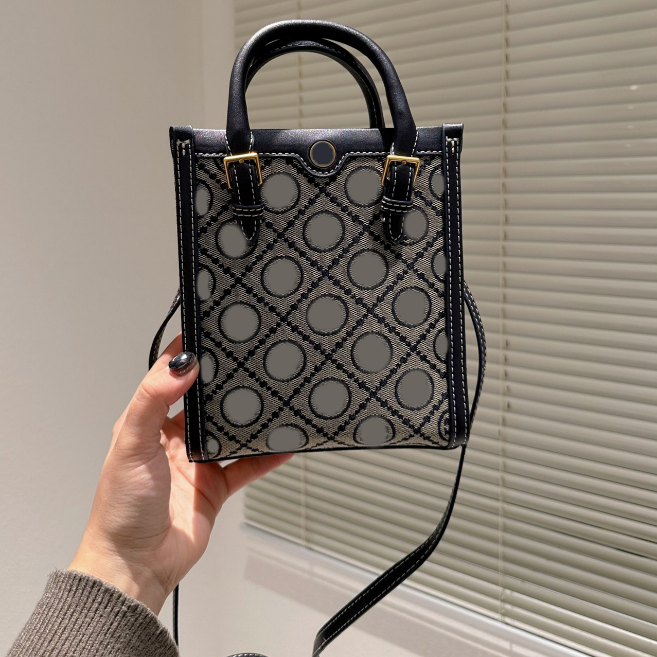 Designer Brand Bags Totes Bag 2023 Crossbody Luxury Fashion Shoulder Handbags Women Letter Purse Phone Wallet Metallic Mini, Pic with logo 17x19cm
Designer Brand Bags Totes Bag 2023 Crossbody Luxury Fashion Shoulder Handbags Women Letter Purse Phone Wallet Metallic Mini, Pic with logo 17x19cm