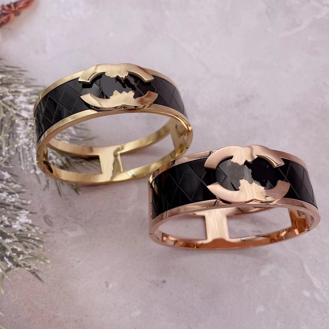 Original designer women 19cm wide black bangle bracelets 316L Titanium Steel grid Gold pink original logo engrave summer Jewelry Lady Party
Original designer women 19cm wide black bangle bracelets 316L Titanium Steel grid Gold pink original logo engrave summer Jewelry Lady Party