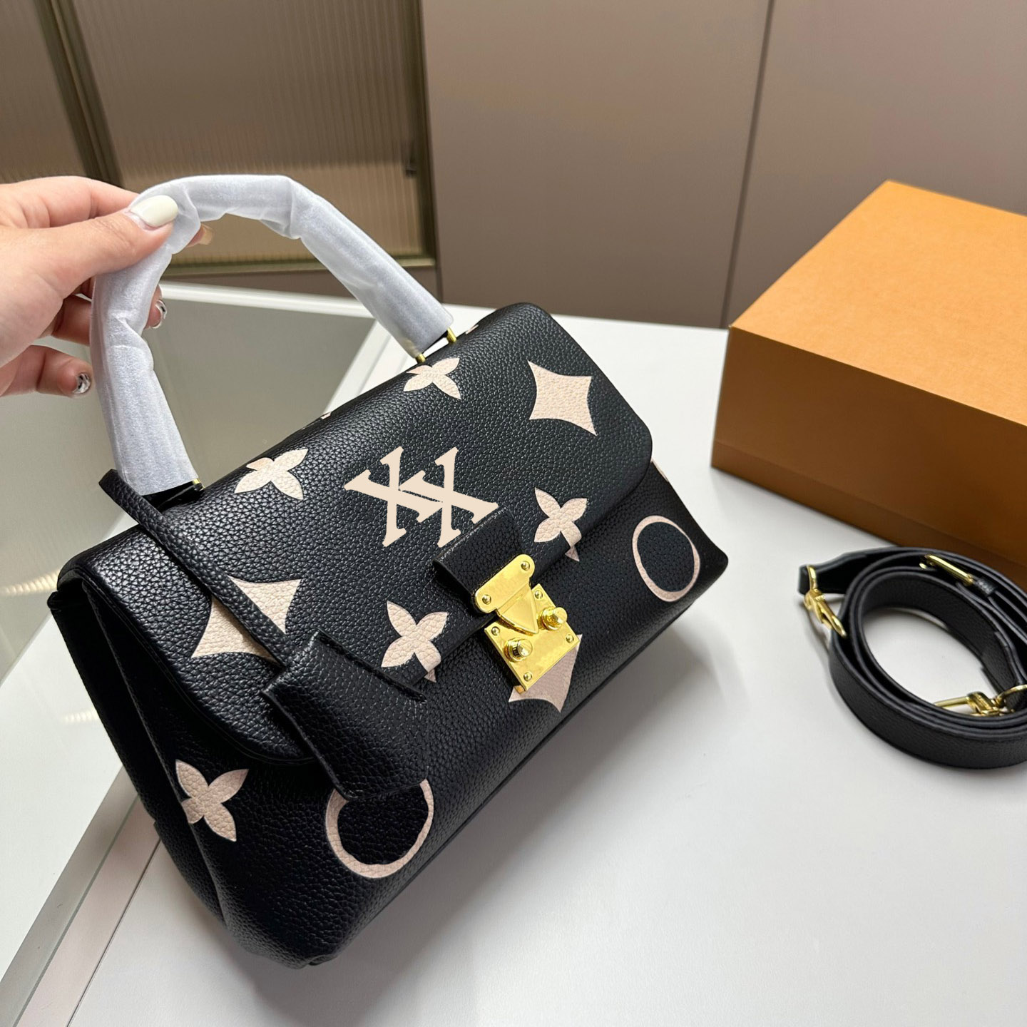 Handbag Women's Shoulder Bag Made of Genuine Leather Material with Buckle Closure Design Lining Zipper Bag Fashion Crossbody Bag, Chain
Handbag Women's Shoulder Bag Made of Genuine Leather Material with Buckle Closure Design Lining Zipper Bag Fashion Crossbody Bag, Chain