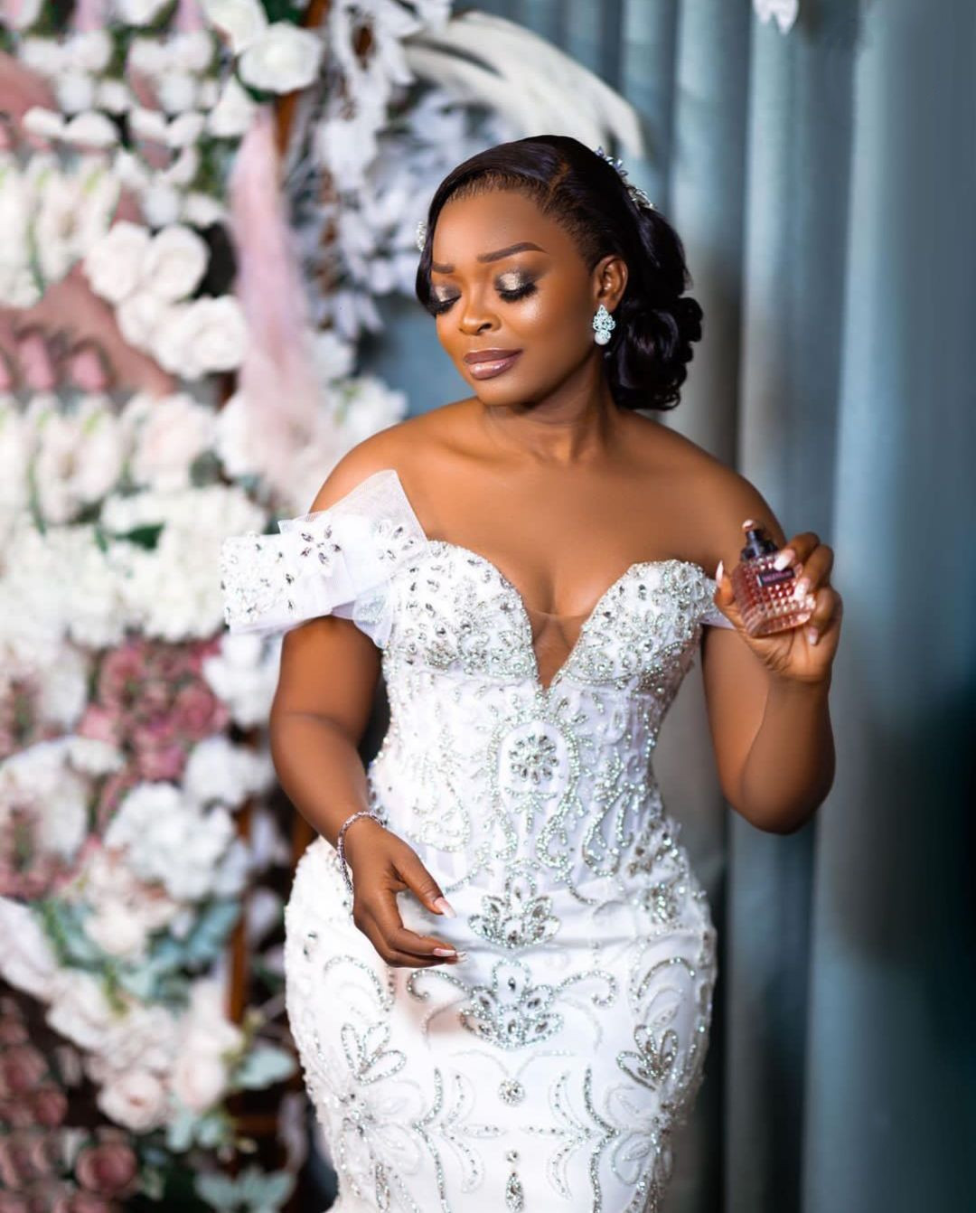 Exquisite Mermaid Wedding Dresses Sleeveless V Neck Appliques Sequins 3D Lace Off Shoulder Diamond Beaded Shiny Floor Length Bridal Gowns Custom Made 