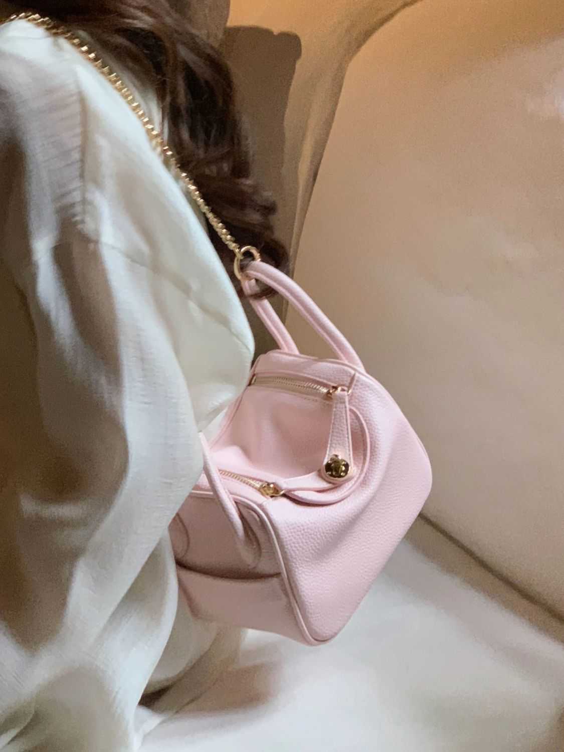 Fashion H erms Lindies Bags Bag 2023 Women's Bag lindies Bag Leather Women's Bag Doctor's Bag One Shoulder Handheld Crossbody Pillow Medicine Case Bag, Pink
Fashion H erms Lindies Bags Bag 2023 Women's Bag lindies Bag Leather Women's Bag Doctor's Bag One Shoulder Handheld Crossbody Pillow Medicine Case Bag, Pink