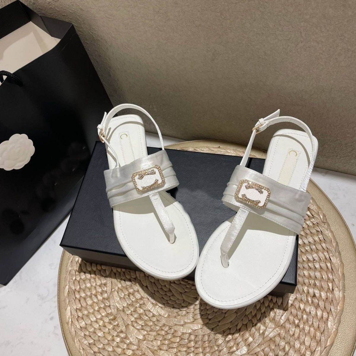 2023 Summer women's high-quality designer sandals luxury brand outer wear fashion clip toe sandals rhinester satin flat low heel slippers
2023 Summer women's high-quality designer sandals luxury brand outer wear fashion clip toe sandals rhinester satin flat low heel slippers