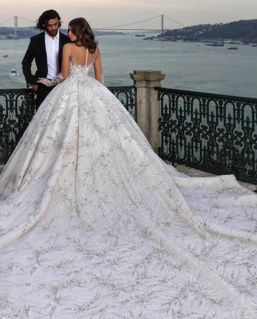Luxury Ball Gown Wedding Dresses Long Sleeves V Neck Sequins Applique 3D Lace Ruffles Bridal Gowns Beads Diamonds Formal Dress Plus Size Custom Made V